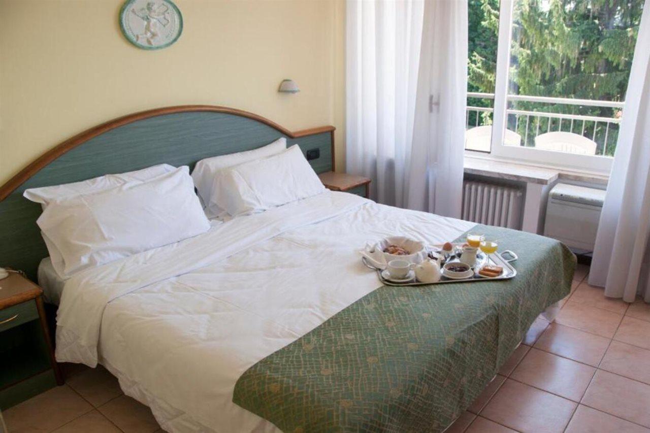 Hotel Europa Испра Экстерьер фото
