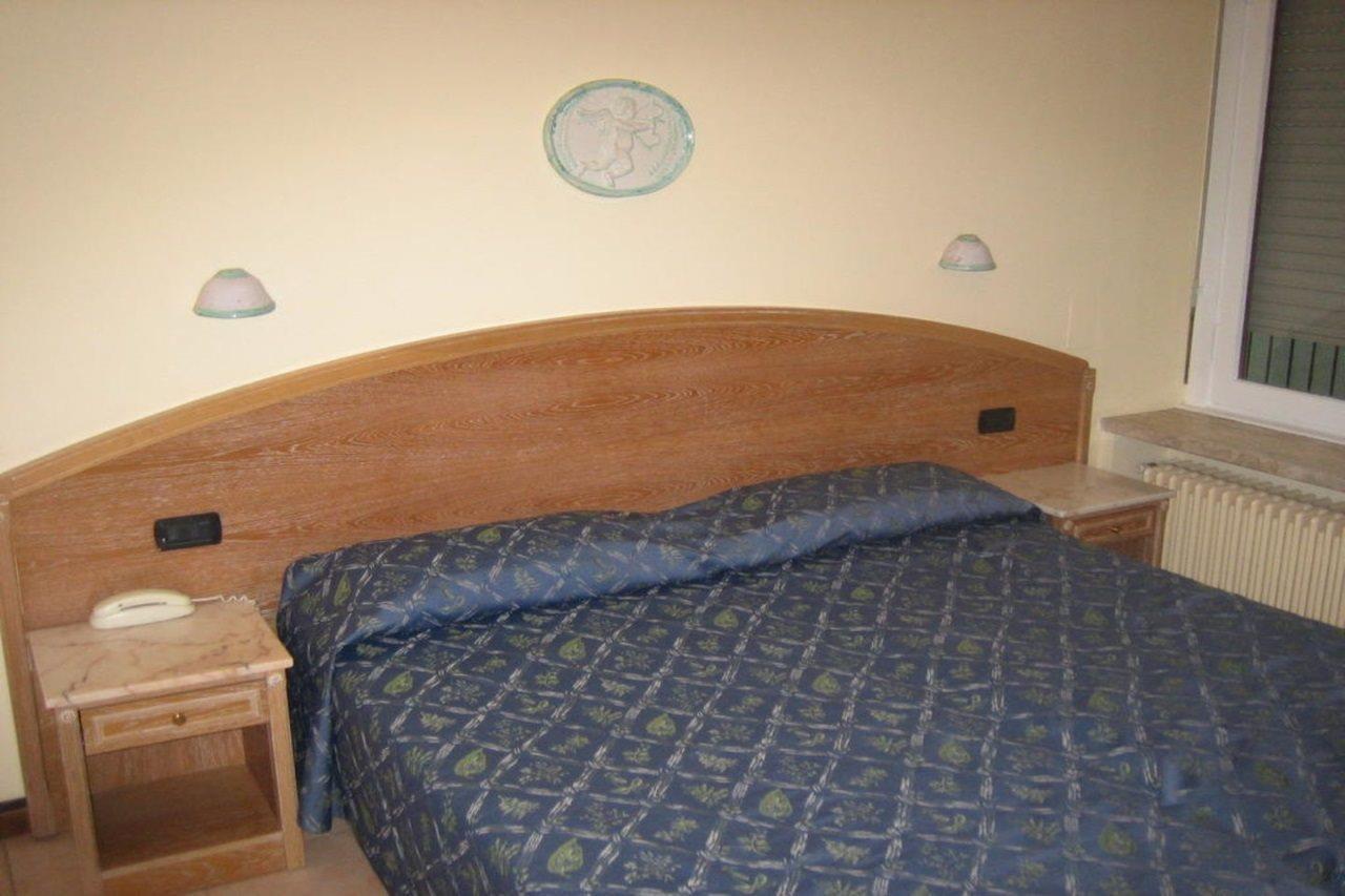 Hotel Europa Испра Экстерьер фото