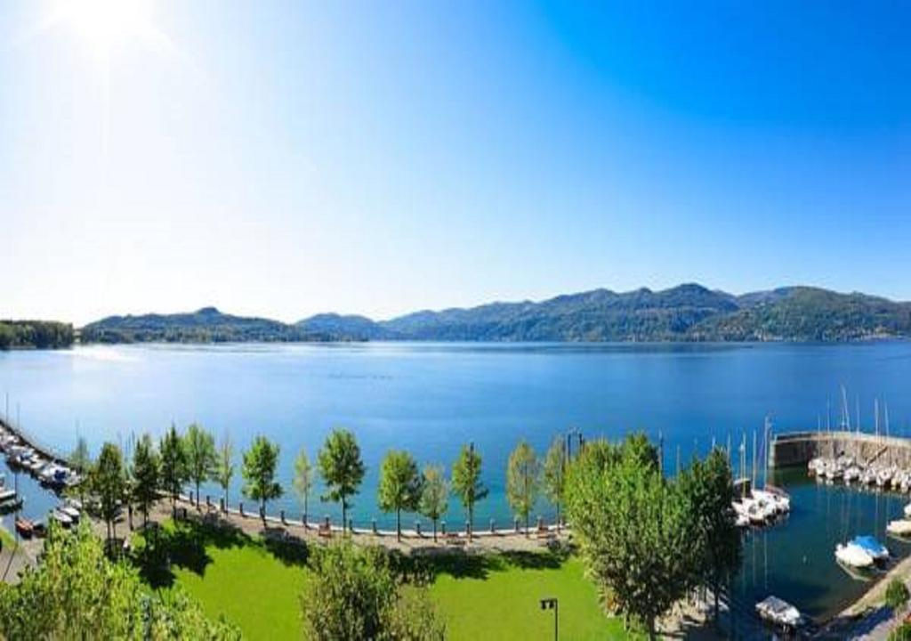 Hotel Europa Испра Экстерьер фото